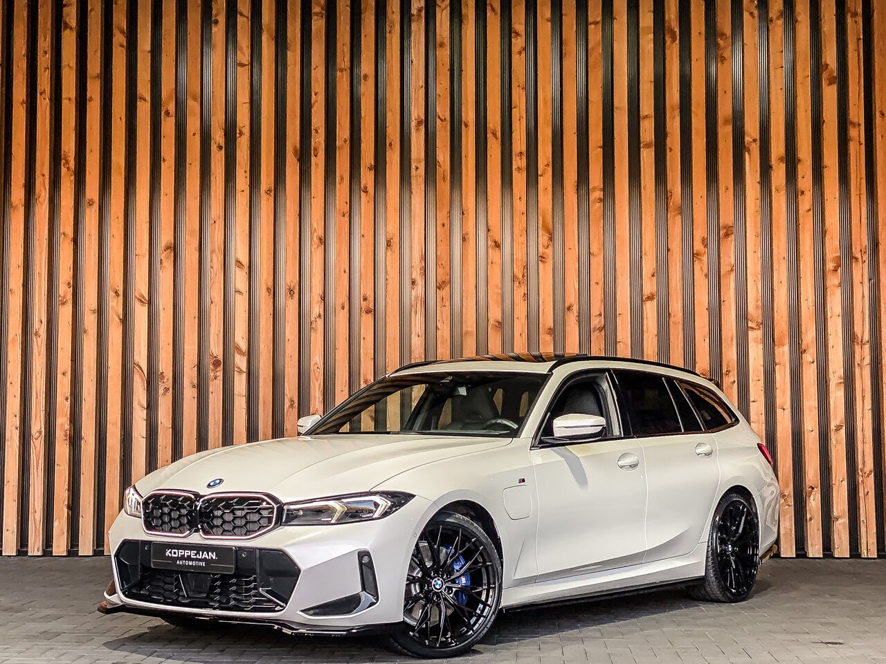 BMW 3-serie Touring - 330e 292PK xDrive High Executive M-Sport Pro | M-SPORT STOELEN | PANO | HEAD-UP | KEYLESS - AutoWereld.nl