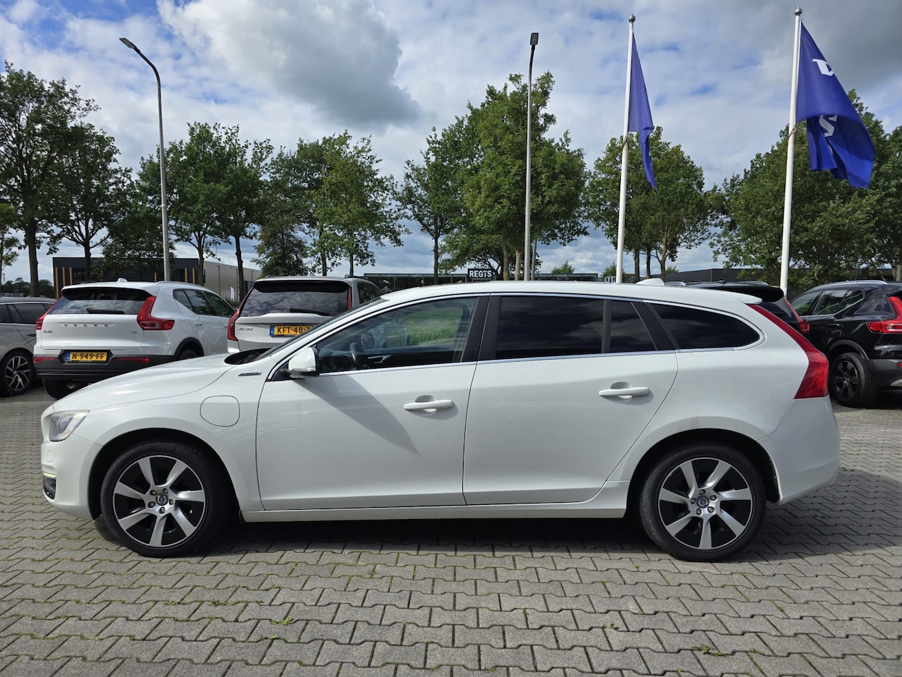 Volvo V60 - 2.4 D6 AWD Plug-In Hybrid Summum D6 AWD 215PK | Plug-In | Summum | Leder | Open dak - AutoWereld.nl