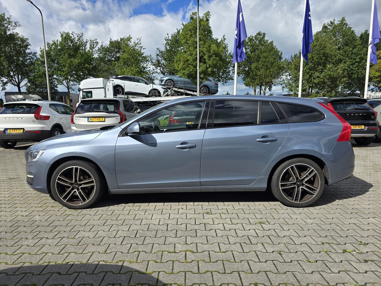 Volvo V60 - 1.5 T3 Polar+ Dynamic Dealer onderhouden | Cruise control | Verwarmde stoelen voor | Sta - AutoWereld.nl