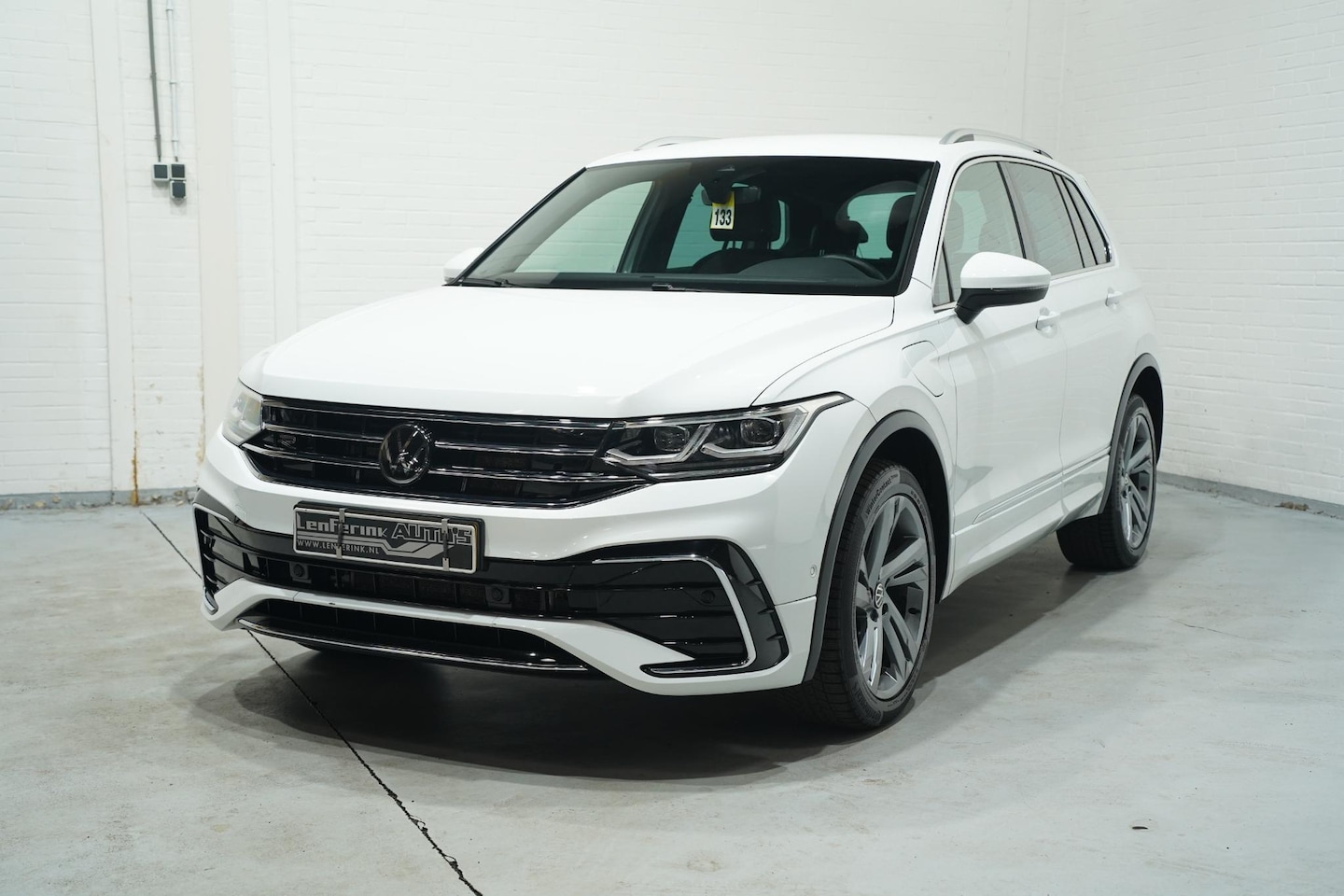 Volkswagen Tiguan - 1.4 TSI eHybrid R-Line Business+ NAP SOH 89% Clima Camera 360 Apple Carplay Led koplampen - AutoWereld.nl