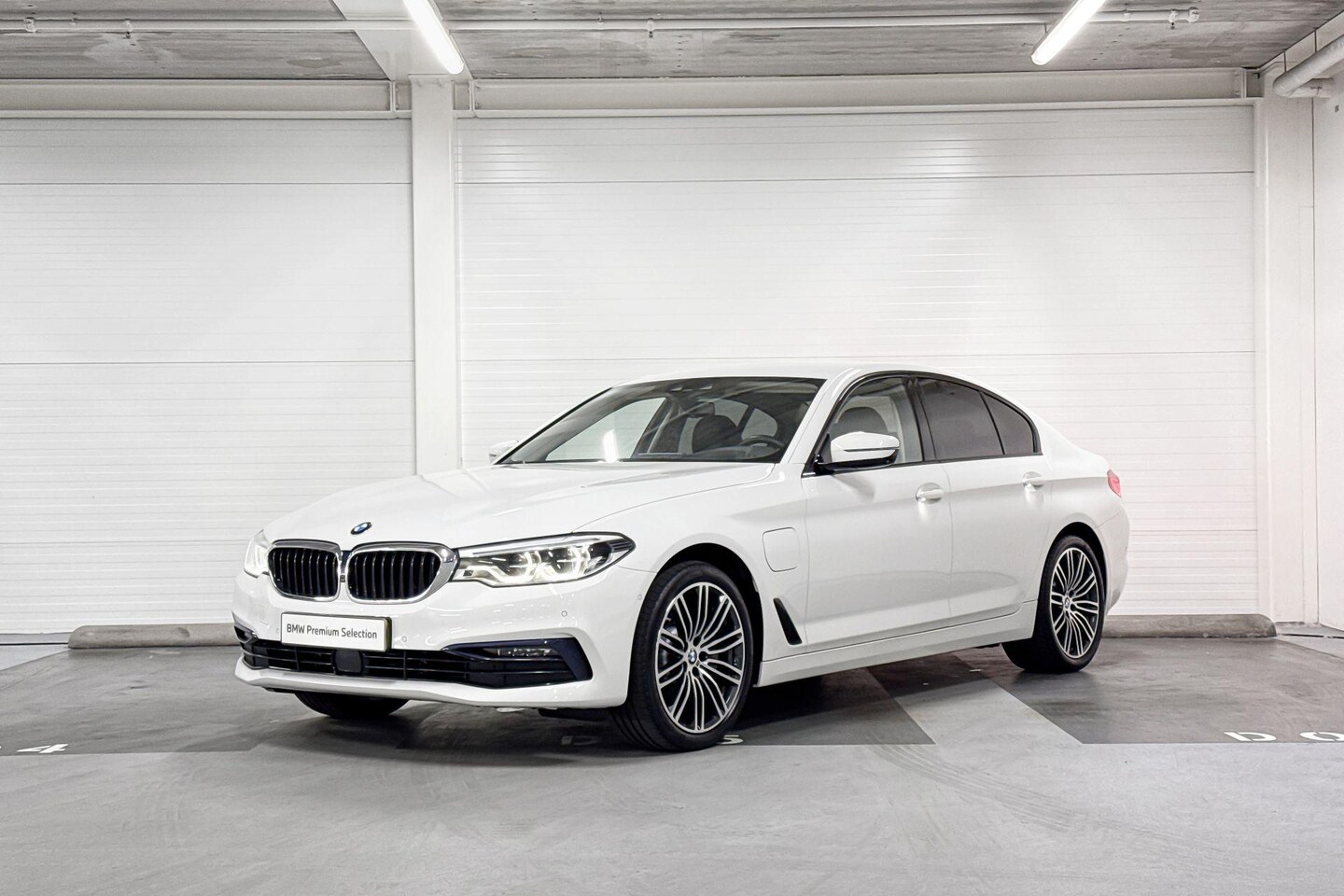 BMW 5-serie - Sedan 530e iPerformance High Executive | Comfort Access | Harman/Kardon | Head-Up Display - AutoWereld.nl