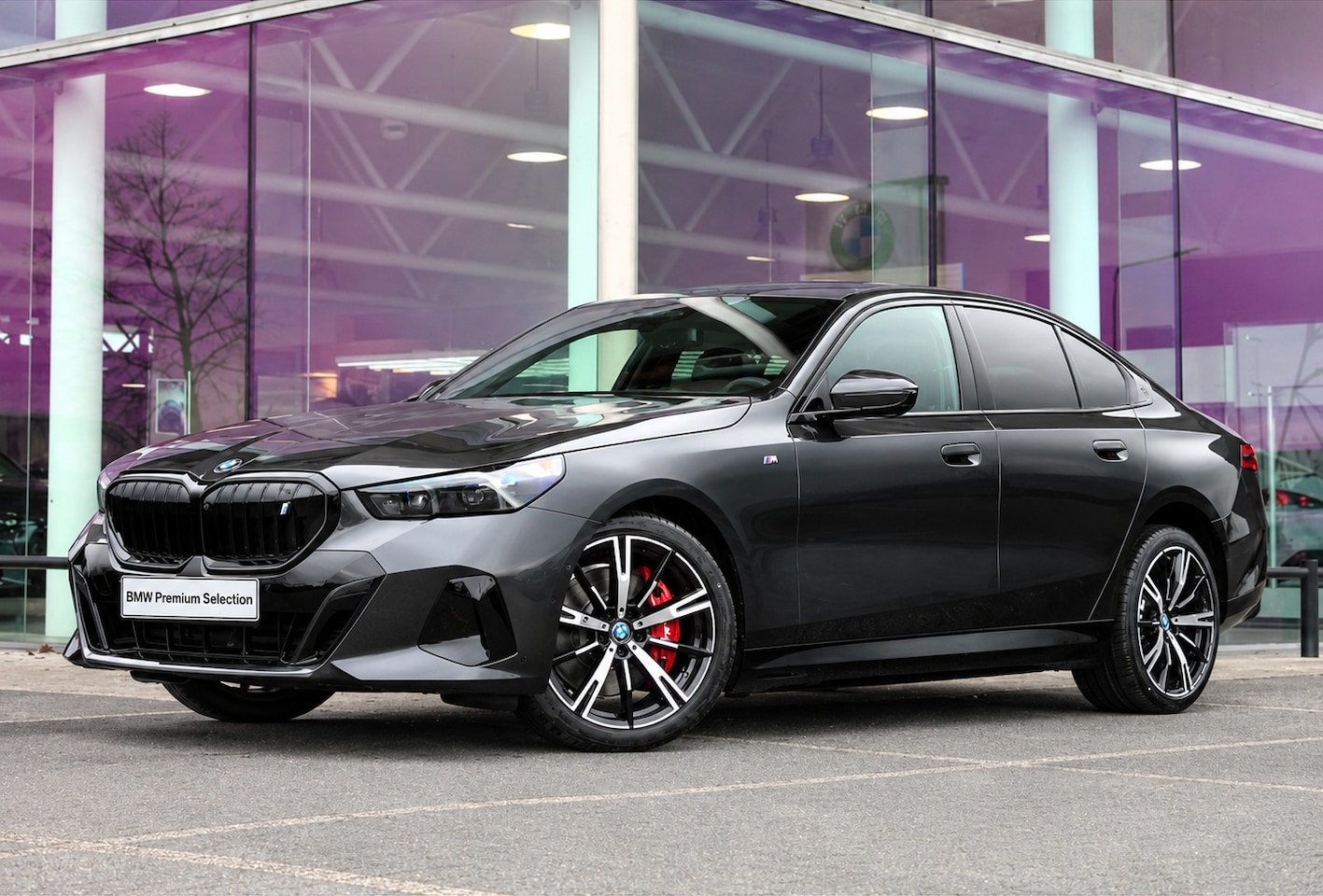 BMW i5 - eDrive40 M Sport Automaat / Panoramadak / Trekhaak / Adaptieve LED / Parking Assistant Pro - AutoWereld.nl