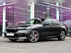 BMW i5 - eDrive40 M Sport Automaat / Panoramadak / Trekhaak / Adaptieve LED / Parking Assistant Pro