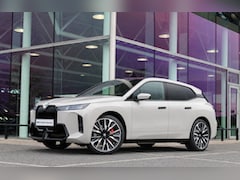 BMW iX - xDrive60 M Sport / Panoramadak Sky Lounge / Trekhaak / M Multifunctionele Stoelen / Soft-C