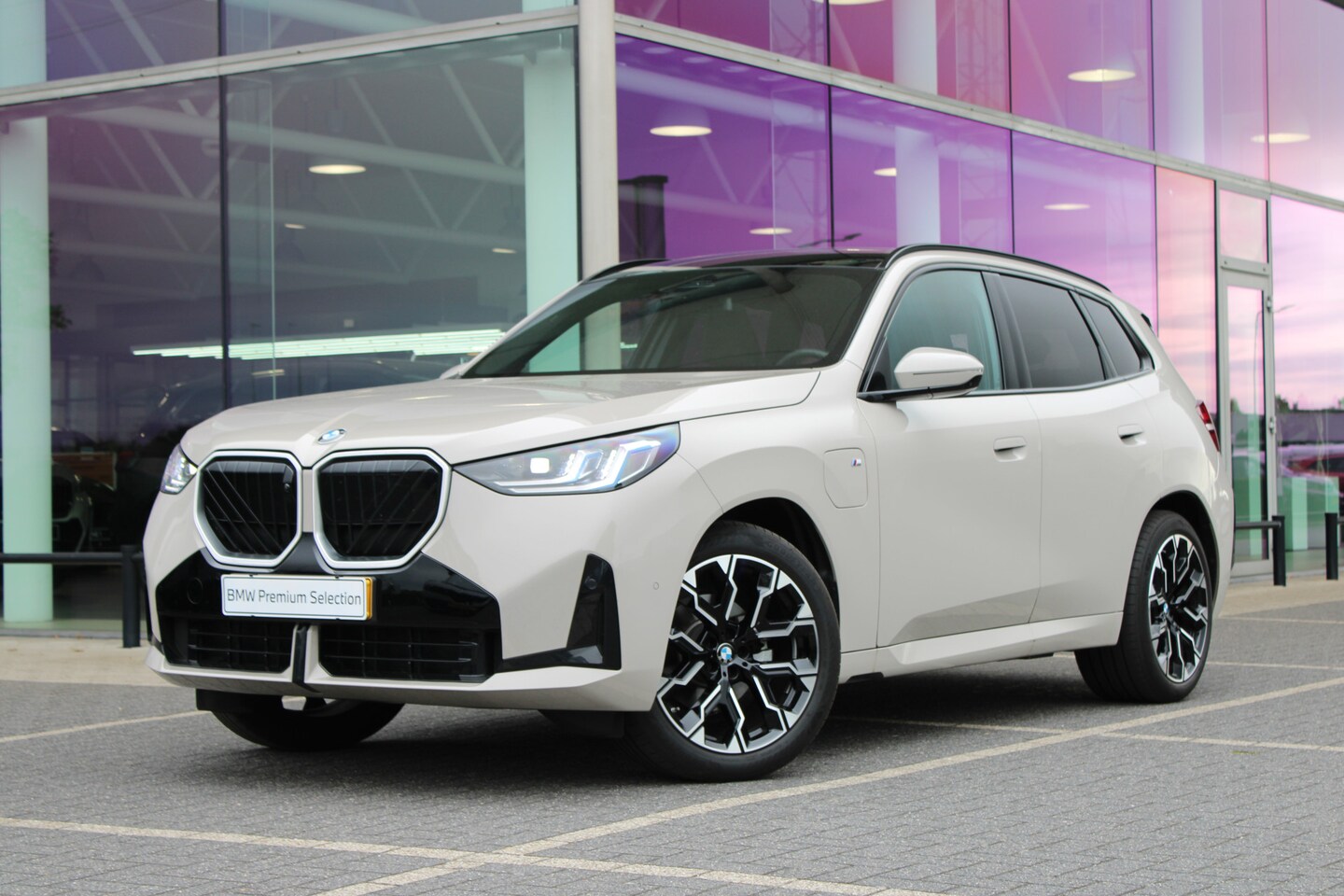 BMW X3 - 30e xDrive M Sport Automaat / Panoramadak / Sportstoelen / Comfort Access / Adaptieve LED - AutoWereld.nl