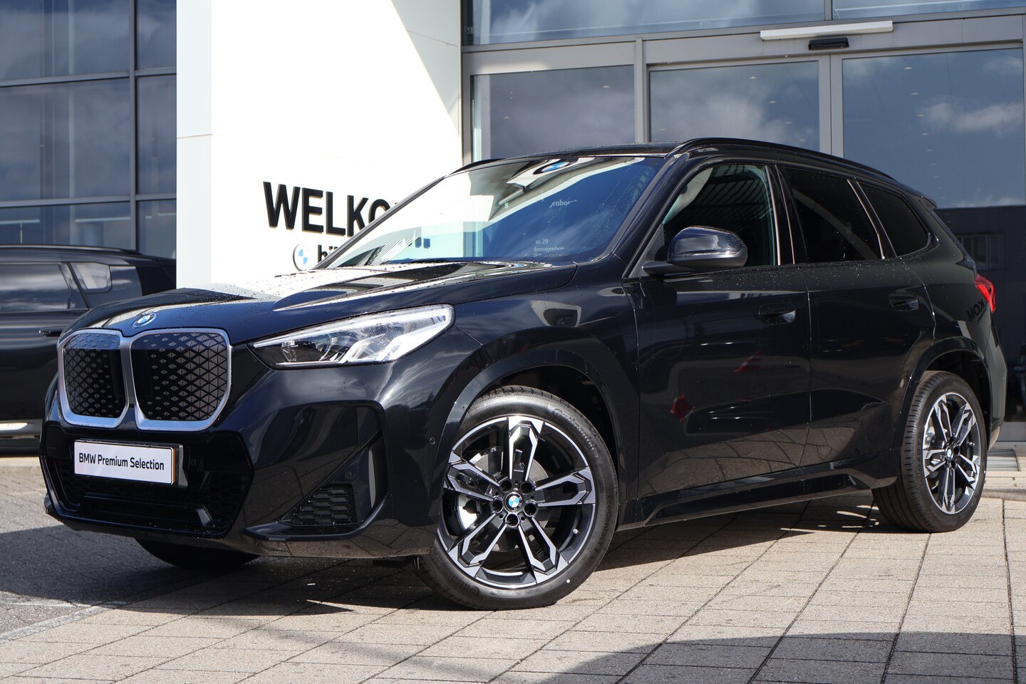 BMW iX1 - eDrive20 M Sport / Trekhaak / Panoramadak / Sportstoelen / Achteruitrijcamera / Harman Kar - AutoWereld.nl