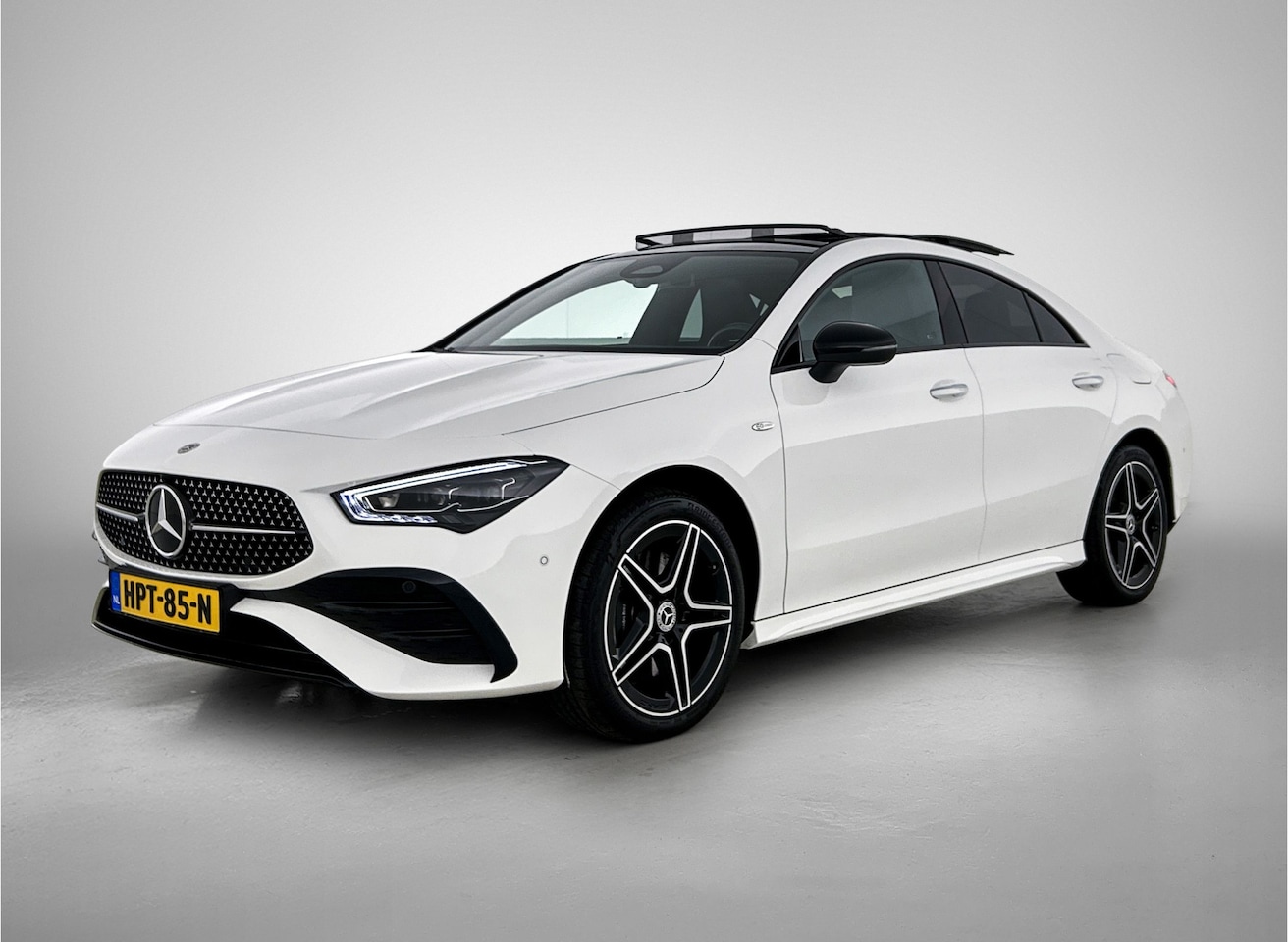 Mercedes-Benz CLA-Klasse - 250 e AMG Nightpakket | Panoramadak | Trekhaak | Sfeerverlichting | CarPlay | Keyless Go | - AutoWereld.nl