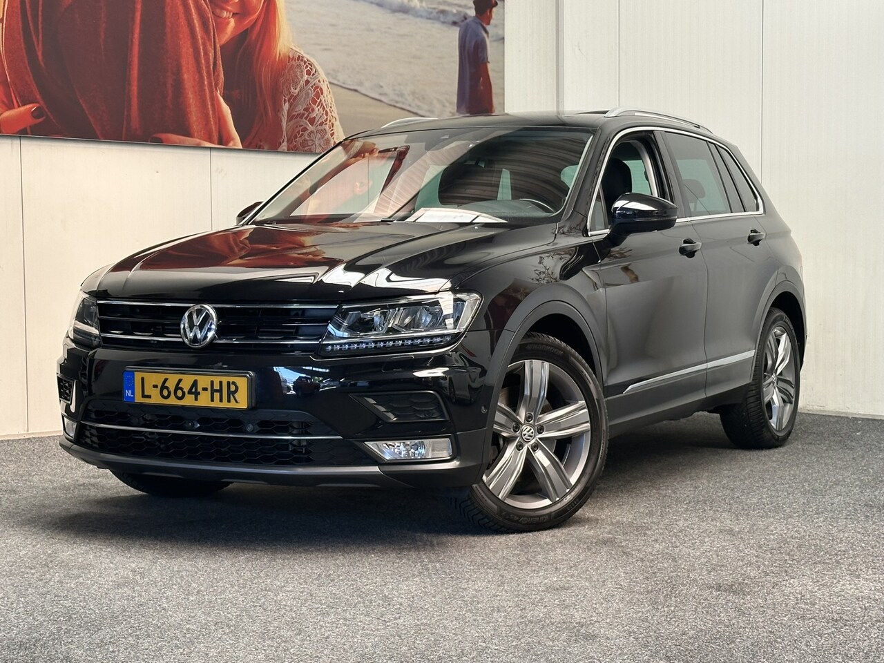 Volkswagen Tiguan - 2.0 TSI 4MOTION HIGHLINE AUTOMAAT PANORAMADAK TREKHAAK NAVIGATIE ADAPTIVE CRUISE CONTROL S - AutoWereld.nl