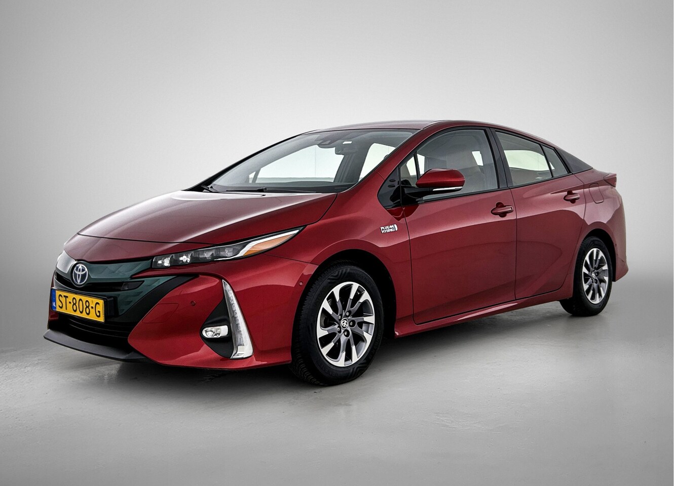 Toyota Prius - 1.8 Plug-in Business Plus | Achteruitrijcamera | HUD | ACC | Stoelverwarming | LED verlich - AutoWereld.nl