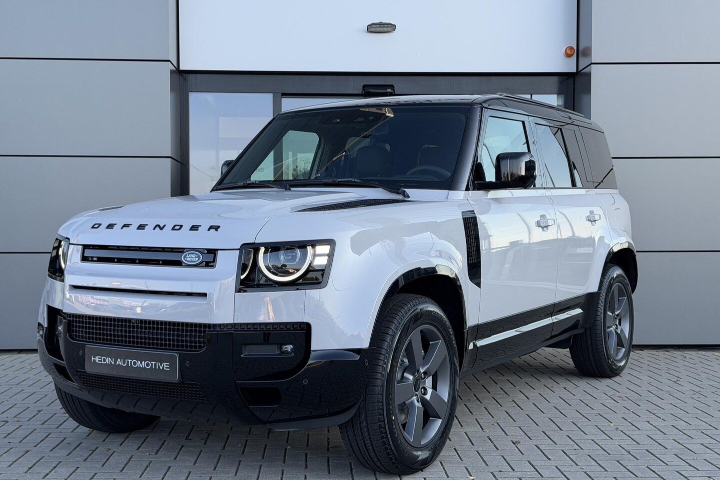Land Rover Defender 110 - P300e Dynamic SE Edition l Head Up Display l Clearsight Spiegel l Koelkast l - AutoWereld.nl