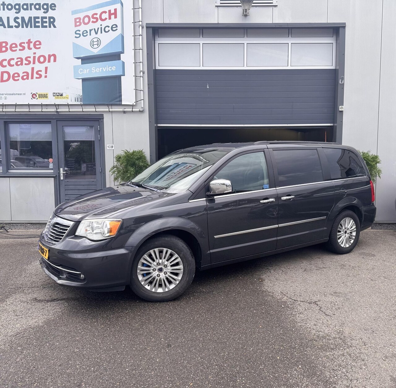 Lancia Voyager - 2.8 Multijet Gold / Navi / Airco / Camera / Nap / 7 persoons / - AutoWereld.nl