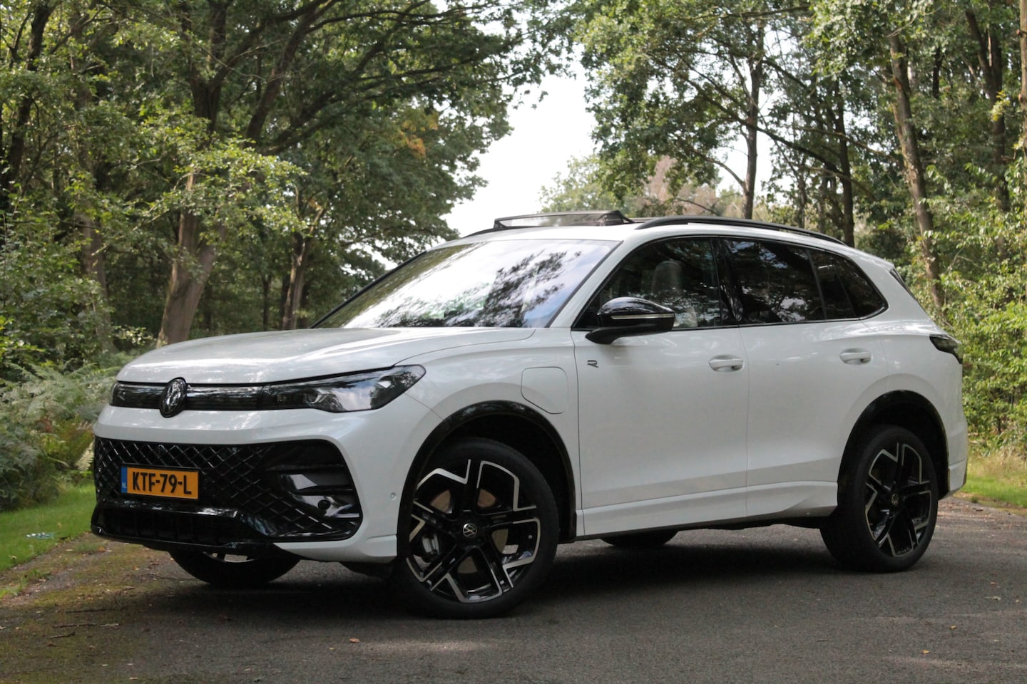 Volkswagen Tiguan - 1.5 eHybrid R-Line Business | IQ | Pano | Trekhaak | 360° cam | Elek. klep - AutoWereld.nl