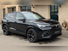 Volkswagen Tiguan - 1.5 eTSI R-Line | ACC | KEYLESS | 19 INCH