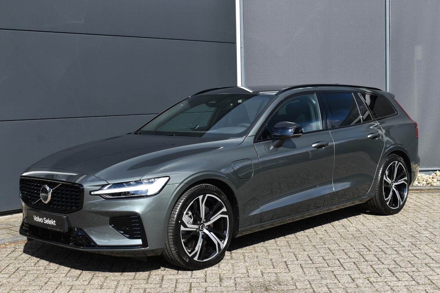Volvo V60 - T6 Plug-in hybrid AWD Plus Dark |DEMO DEAL| Harman Kardon Premium sound | Google Navigatie - AutoWereld.nl