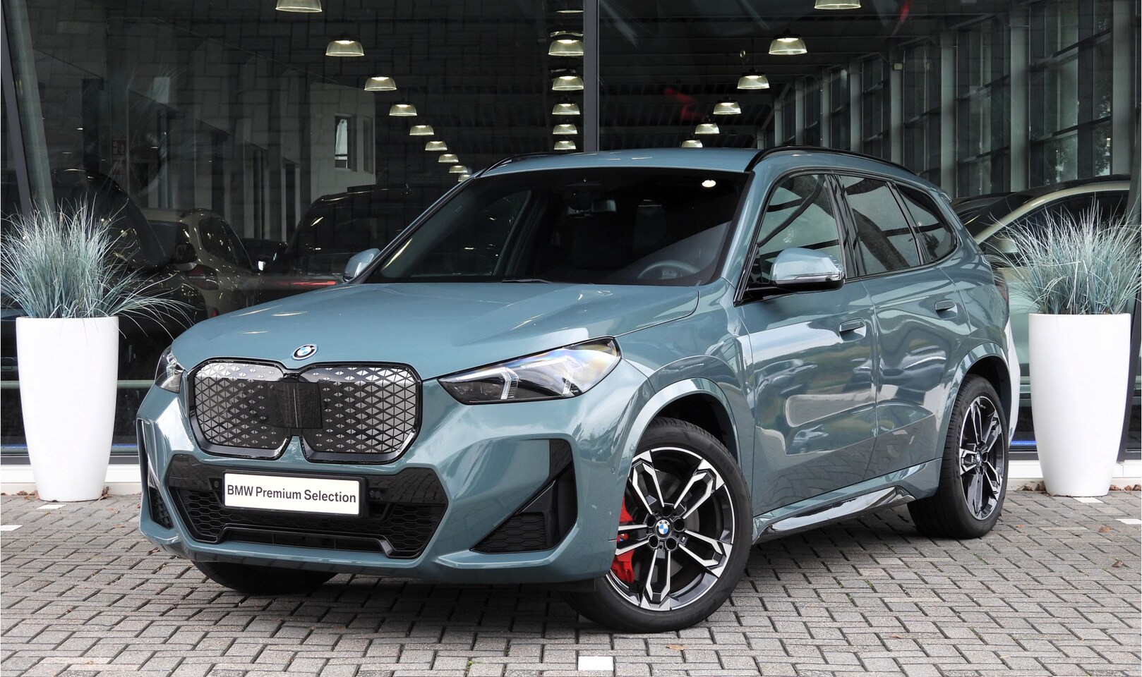 BMW iX1 - eDrive20 M Sport / Sportstoelen / Comfort Access / Achteruitrijcamera / Adaptieve LED / Ge - AutoWereld.nl