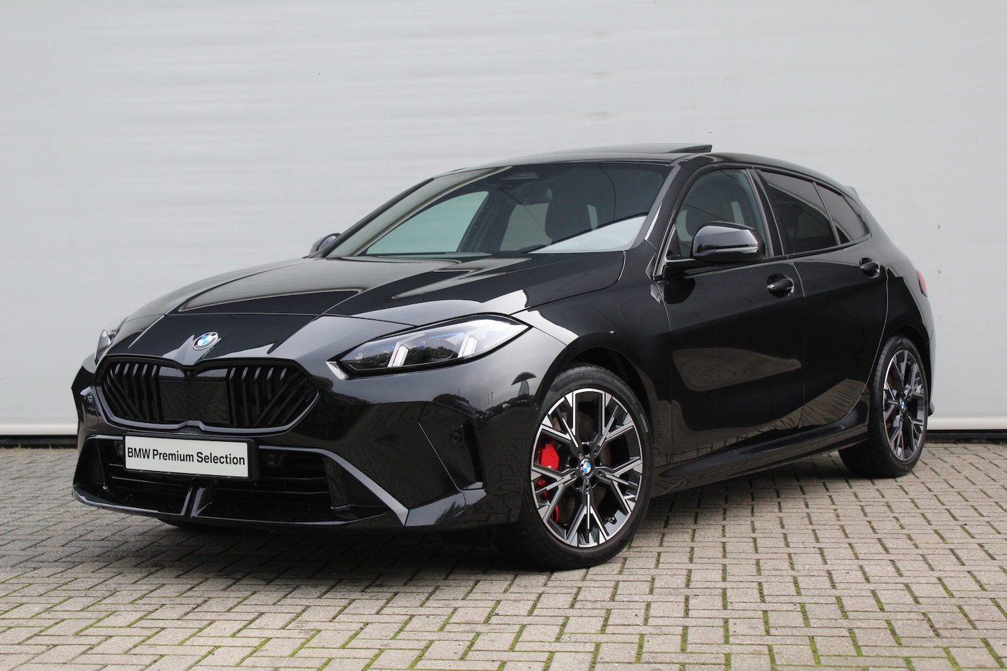 BMW 1-serie - 120 M Sport Automaat / Panoramadak / Sportstoelen / Adaptieve LED / Stoelverwarming / Geti - AutoWereld.nl