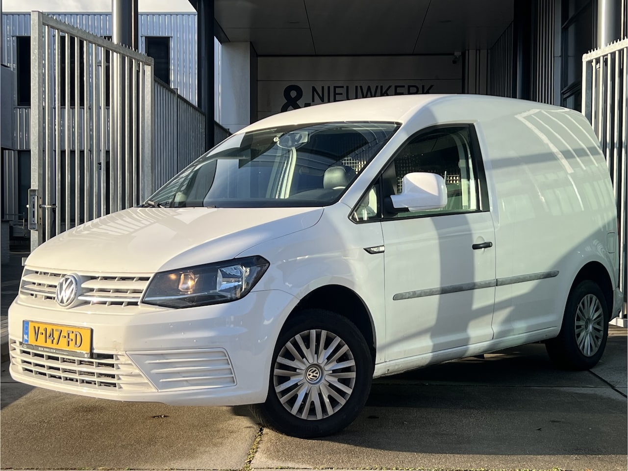 Volkswagen Caddy - 2.0 TDI L1H1 BMT Trendline | TREKHAAK | AIRCO | BLUETOOTH | ALL-SEASON BANDEN - AutoWereld.nl