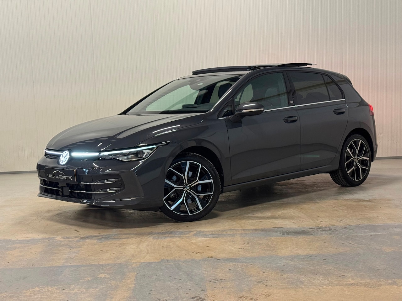 Volkswagen Golf - 1.5 eTSI R-Line Edition | 50 JAHRE | FACELIFT | PANO | HUD | TREKHAAK - AutoWereld.nl