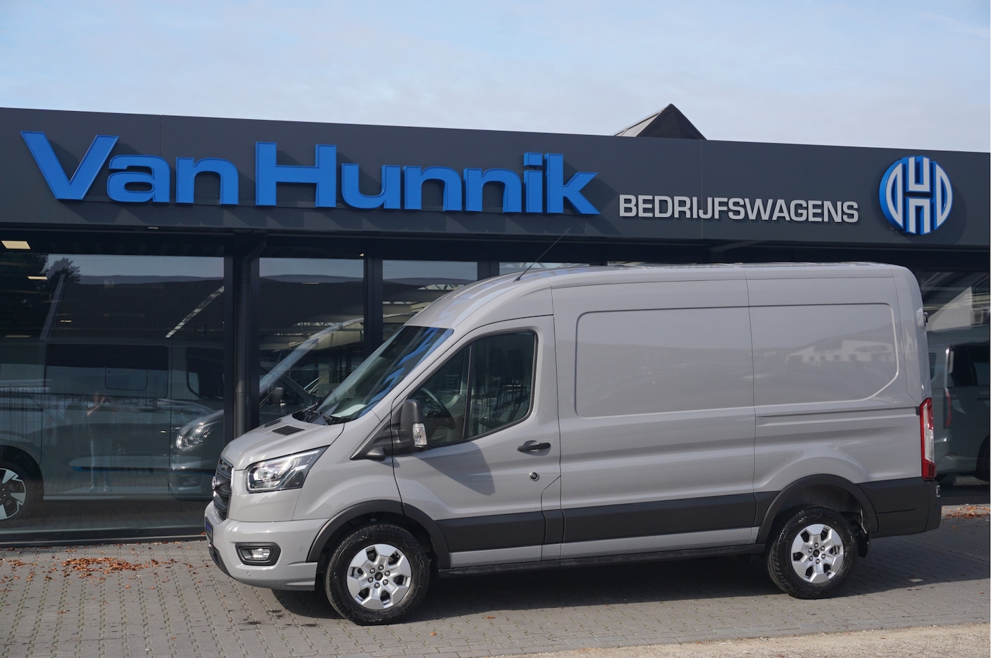 Ford Transit - 350M L2H2 Limited AUT-8 165PK BPM VRIJ Navi, 360 Cam, ACC, Xenon, Lm Velg, Trekhaak!! NR. - AutoWereld.nl