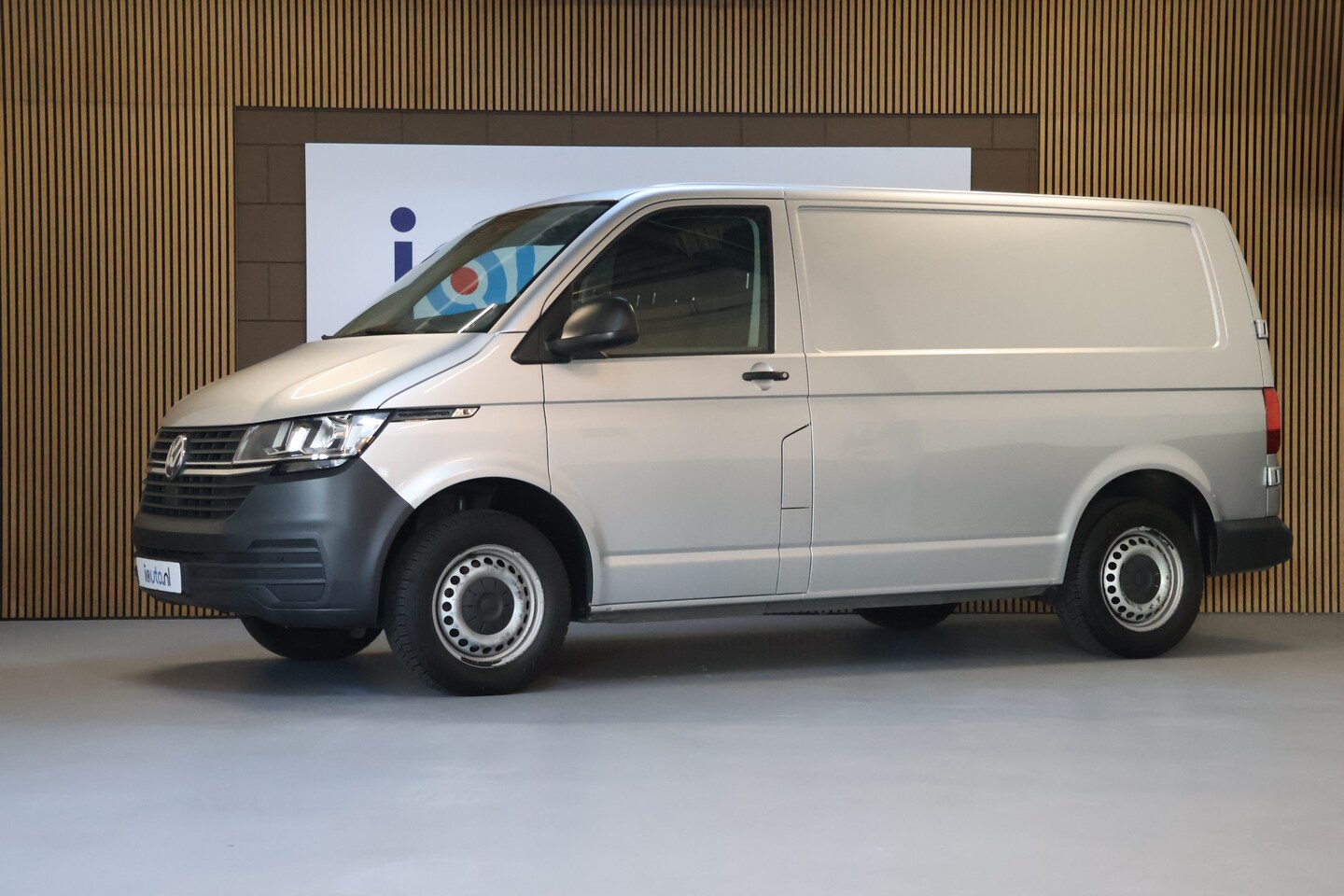 Volkswagen Transporter - 2.0 TDI L1H1 28 Highline DSG/Stoelverwarming/PDC V+A/Airco/Trekhaak/Schuifdeur - AutoWereld.nl