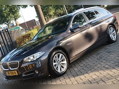 BMW 5-serie Touring - 520i Black & Silver line Executive Carplay / PDC / Clima / Leer / Cruise