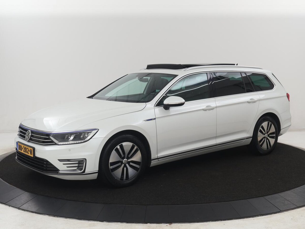 Volkswagen Passat Variant - 1.4 TSI GTE Connected Series Plus | SOH 86.7% | Panoramadak | Trekhaak | Leder/alcantara | - AutoWereld.nl