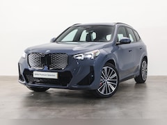 BMW iX1 - eDrive20 M Sport / Panoramadak / Sportstoelen / Comfort Access / Adaptieve LED / PDC