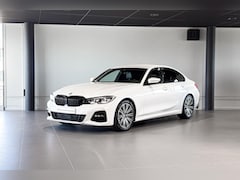 BMW 3-serie - Sedan 318i | M Sport | Sportstoelen | Carplay | Achteruitrijcamera |