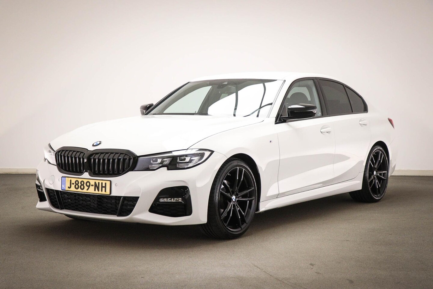 BMW 3-serie - 318i M-Sport Executive Edition | AUDIO MEDIA- PACK | DRAADLOZE LADER | DAB | APPLE | CAMER - AutoWereld.nl