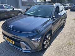 Hyundai Kona - 1.6 GDI HEV 141pk Premium Sky | Afn. Trekhaak | Schuif-kanteldak | Leder | Stoelgeheugen |