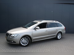 Skoda Superb Combi - 1.6 TDI Sprint Pro NAVIGATIE - CAMERA - PANORAMADAK - 2 x PDC - TREKHAAK