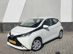 Toyota Aygo - 1.0 VVT-i x-Play Airco Achteruitrijcamera Trekhaak tbv fietsendrager