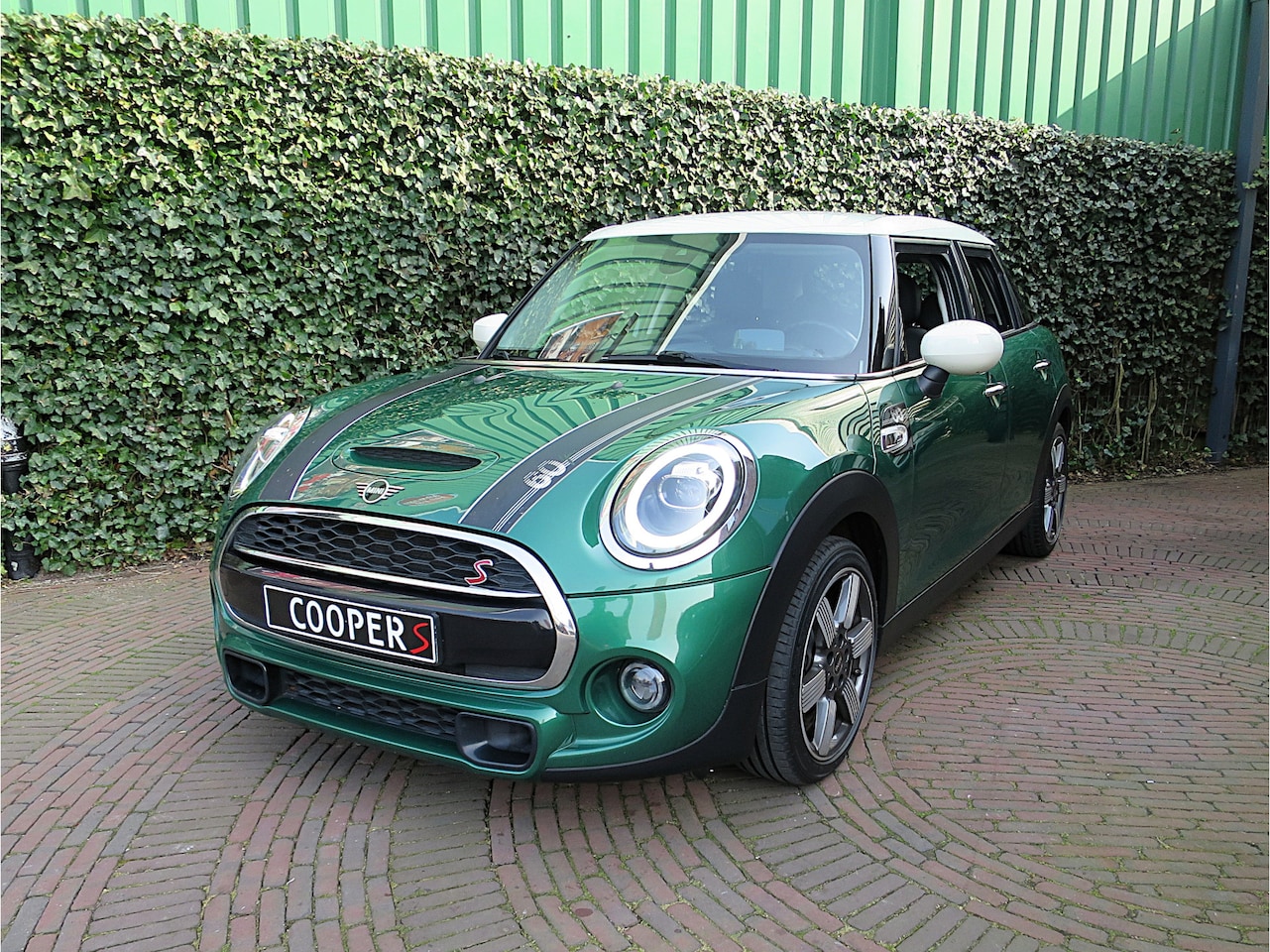 MINI Cooper S - 2.0 60 Years Edition F55 LCI 5-drs met Head-up, Adap. Cruis, Apple Carplay en 17" - AutoWereld.nl