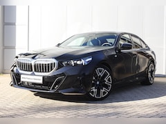 BMW 5-serie - 530e M Sport Automaat / Trekhaak / Comfortstoelen / Comfort Access / Adaptieve LED / Parki