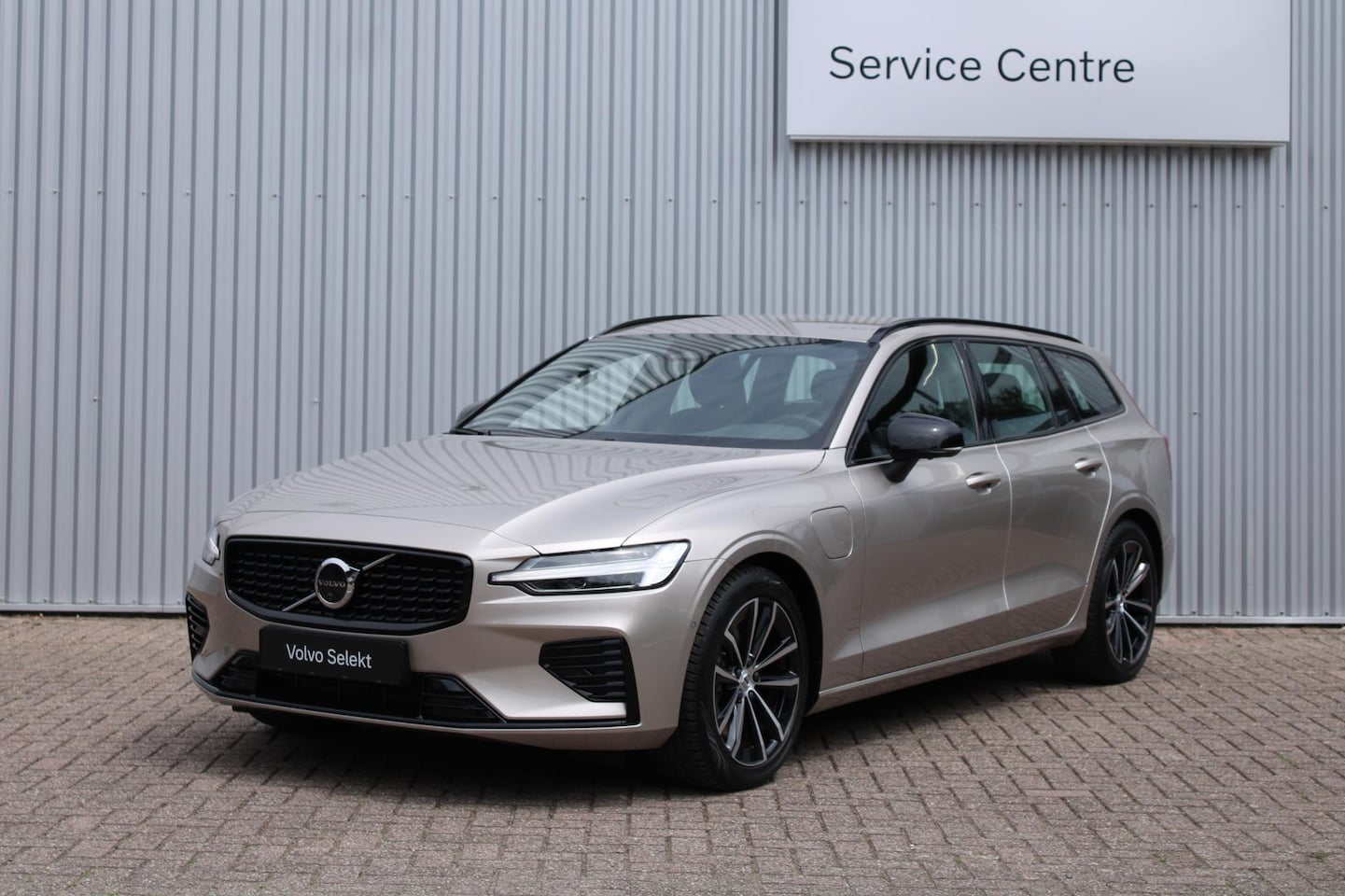 Volvo V60 - T8 Plug-in hybrid AWD Plus Dark | Semi elektrische trekhaak | 360 graden Camera | Verwarmb - AutoWereld.nl