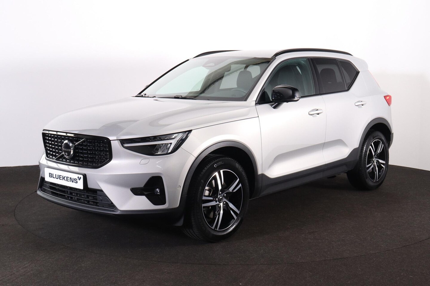 Volvo XC40 - B3 Plus Dark - IntelliSafe Assist & Surround - 360º Camera - Harman/Kardon audio - Verwarm - AutoWereld.nl