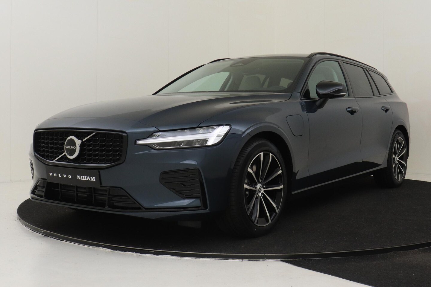 Volvo V60 - T6 PLUG-IN HYBRID AWD PLUS DARK -HARMAN/KARDON|360°CAM|POWER-SEATS|KEYLESS|18" - AutoWereld.nl
