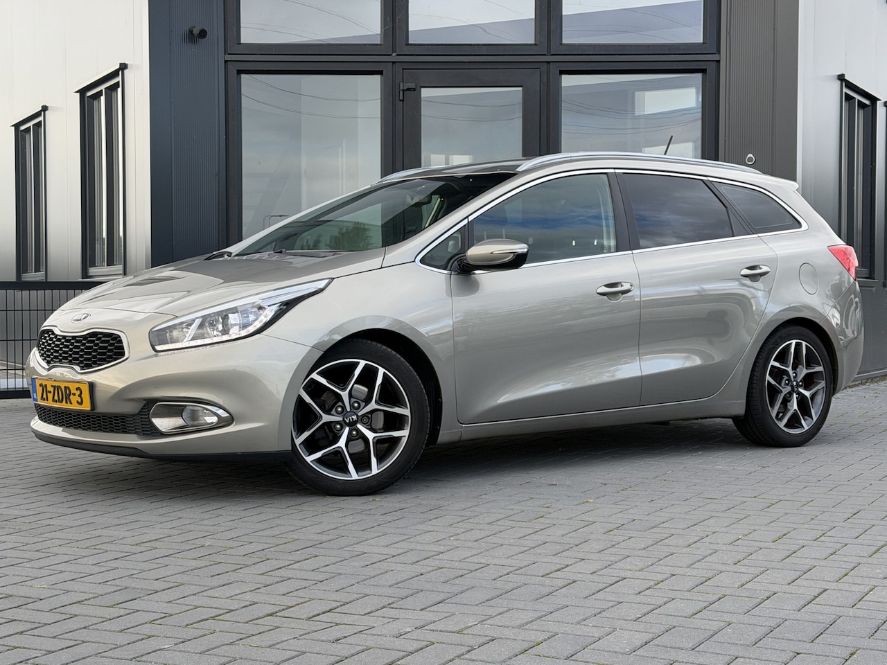 Kia Cee'd Sportswagon - 1.6 GDI Plus Pack Clima | Cruise | Camera | Trekhaak - AutoWereld.nl