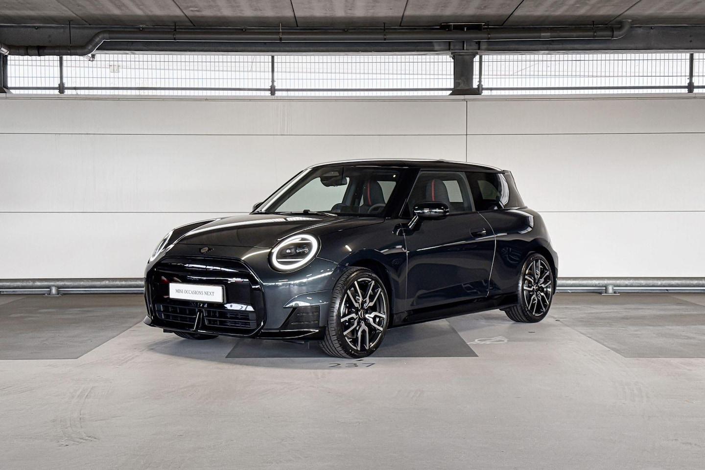 MINI 3-Deurs - Cooper E John Cooper Works M 40.7 kWh | 18 Inch JCW Lap Spoke 2-tone - AutoWereld.nl