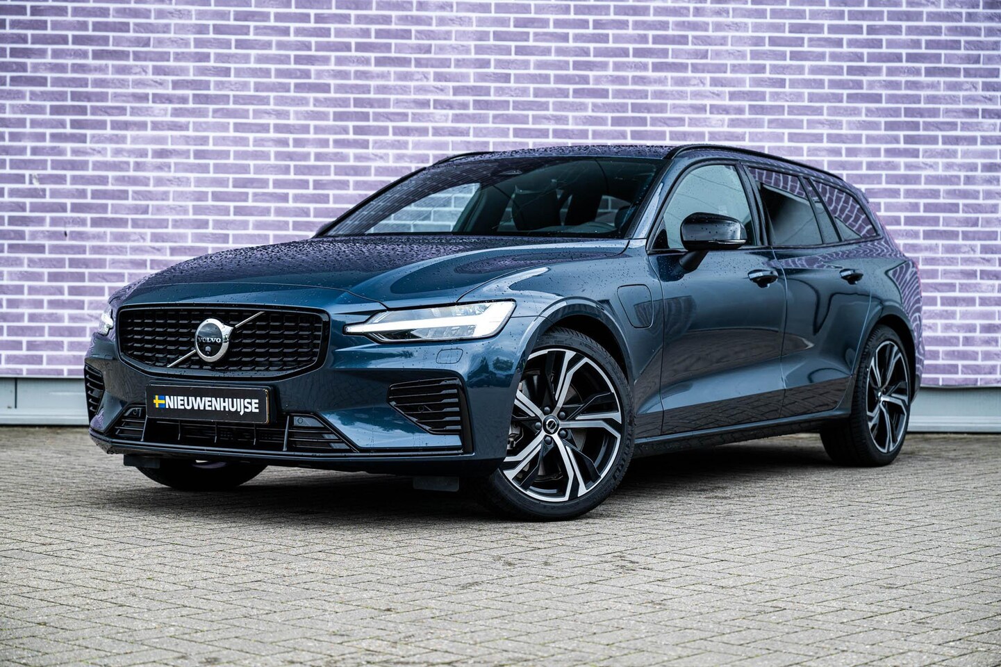 Volvo V60 - T6 Plug-in hybrid AWD Ultra Dark | Schuif-/kanteldak | Head Up Display | Donker Glas | Spo - AutoWereld.nl