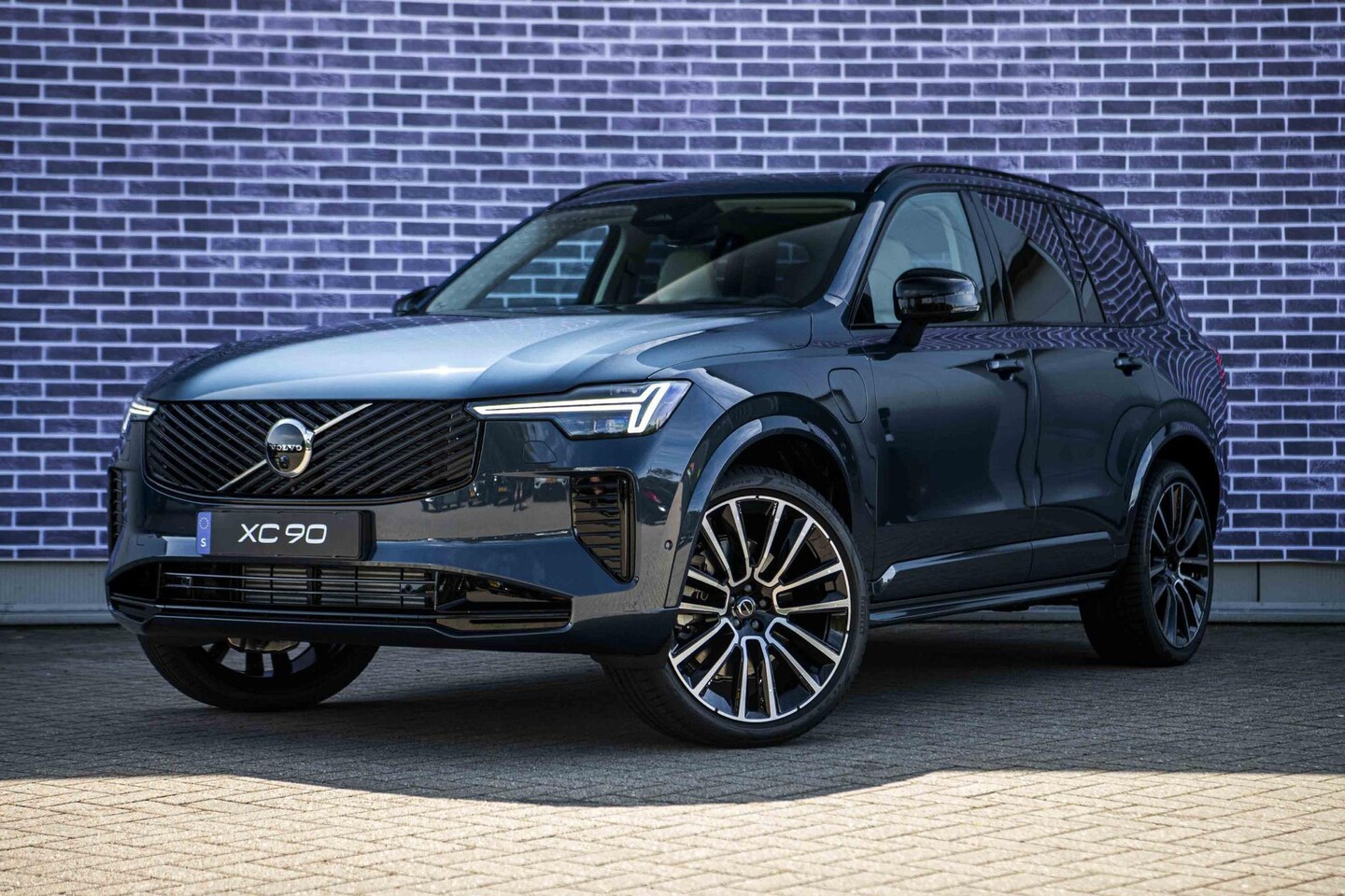 Volvo XC90 - T8 Plug-in hybrid AWD Ultra Black Edition Executive | Luchtvering | Gelaagd Glas | Bowers - AutoWereld.nl