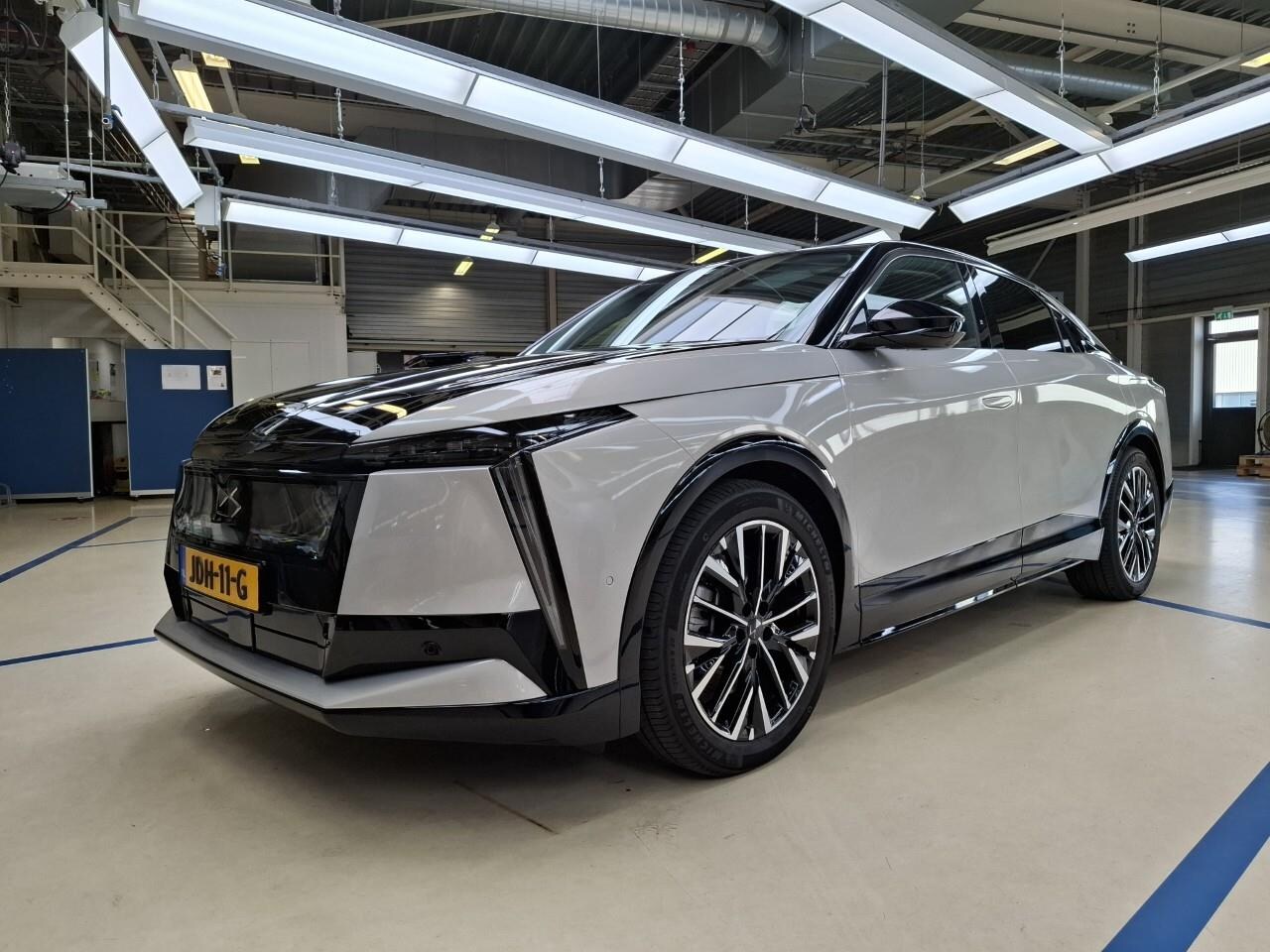 DS No 8 - Étoile Absolute Comfort Tech 74 kWh Panorama Dak | Alcantara Stoelen met Geheugen en Massa - AutoWereld.nl
