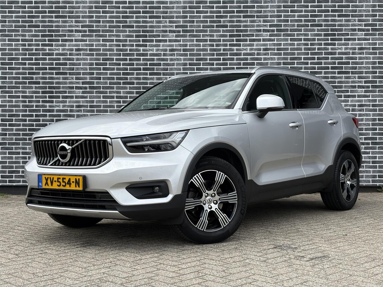 Volvo XC40 - 2.0 T4 Inscription | Trekhaak | Achteruitrijcamera | Parkeersensoren | Navigatie | Apple C - AutoWereld.nl