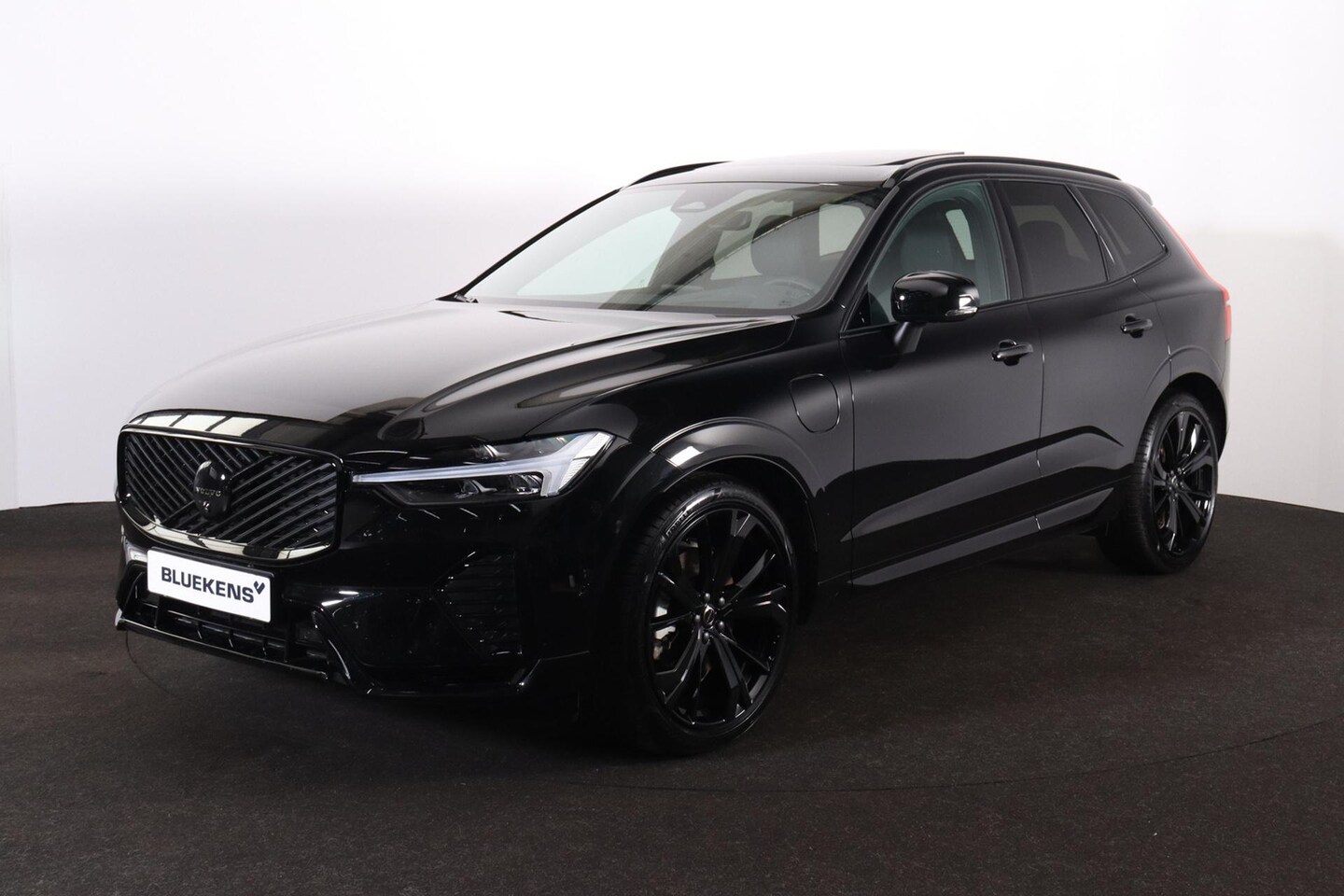 Volvo XC60 - T8 Recharge AWD Plus Black Edition - Luchtvering - Panorama/schuifdak - IntelliSafe Assist - AutoWereld.nl