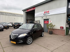 Lancia Y(psilon) - Ypsilon 0.9 TwinAir Platinum Airco, cruise, pano, pdc