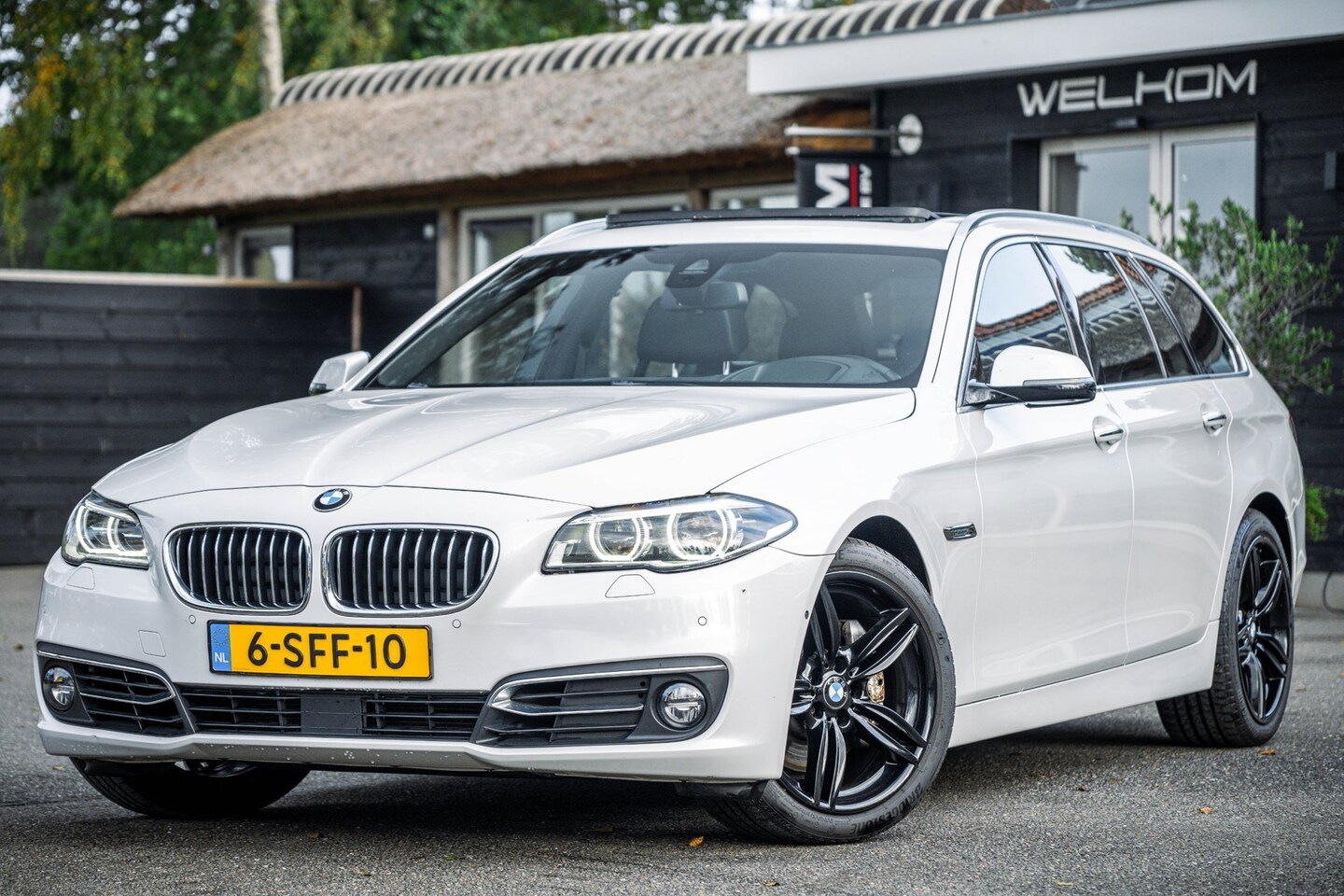 BMW 5-serie Touring - 528i High Executive Panoramadak I Soft Close I Adaptive Cruise I Hifi I Head Up I Mineralw - AutoWereld.nl