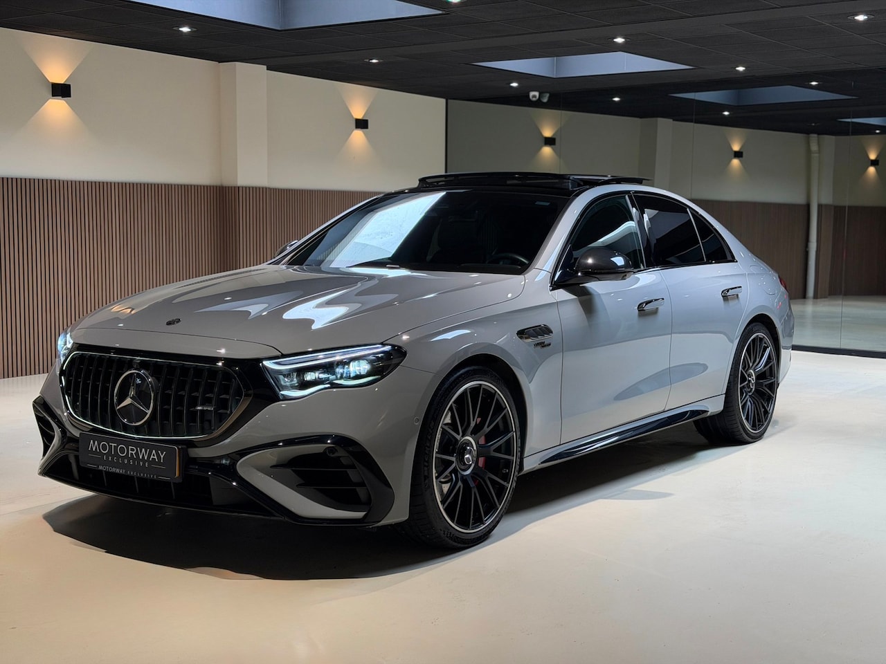 Mercedes-Benz E-klasse - AMG 53 4MATIC+ Night Edition|Pano|Achterassturing|Memory|360| - AutoWereld.nl