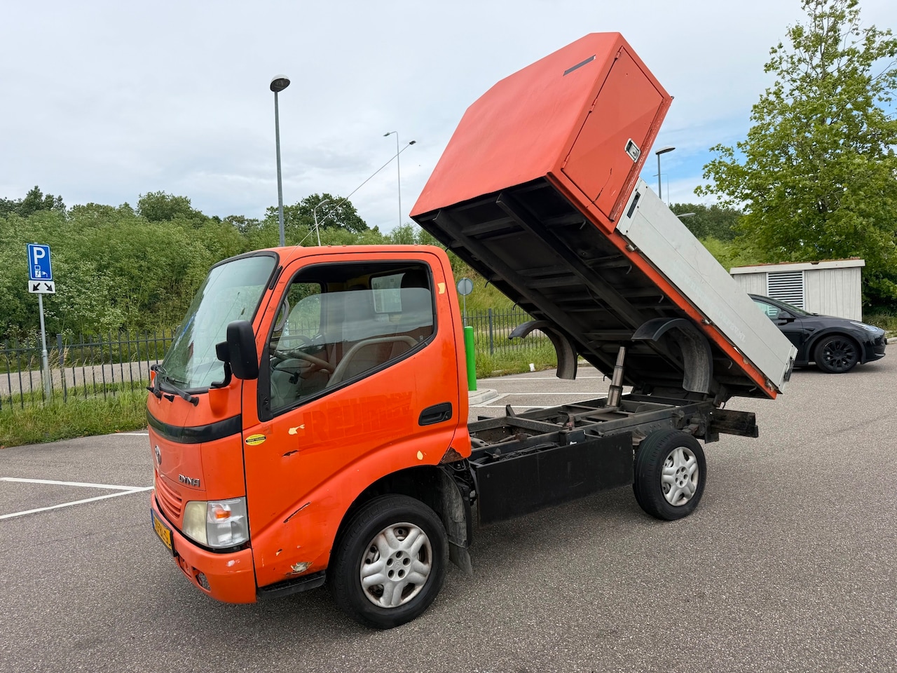 Toyota Dyna - 100 2.5 D4-D 90! KIPPER!RIJDT GOED!SCHAKELT GOED!ACHTERWIELAANDRIVIJING!!TREKHAAK!KM:21400 - AutoWereld.nl