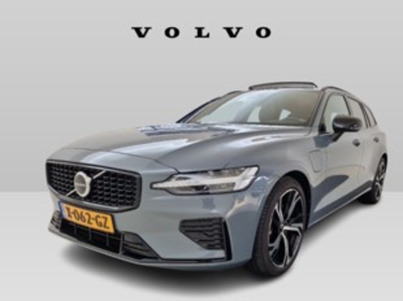 Volvo V60 - T6 Plug-in hybrid AWD Plus Dark | Trekhaak | Panoramadak | 19" velgen | Stoelverwarming | - AutoWereld.nl