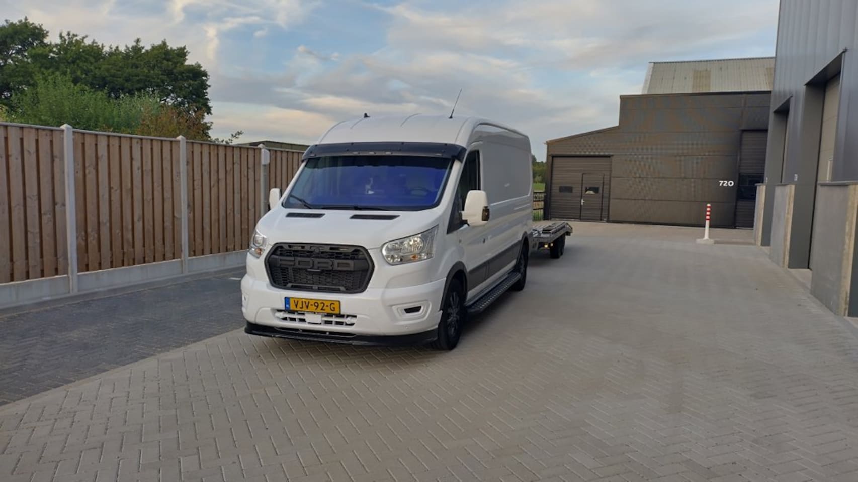 Ford Transit - 350 2.0 TDCI L3H2 Aut, led, raptor 3500kg trekhaak black edition - AutoWereld.nl